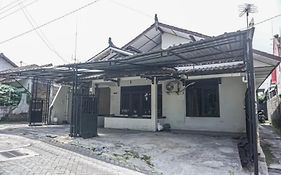 RedDoorz Syariah At Berlian Homestay Wirobrajan